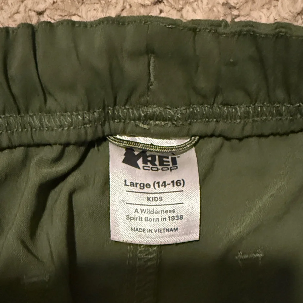 4 pair REI Kids 14/16 Convertible Pants in Gray, Blue and 2 Green - Picture 3 of 4